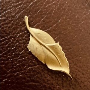 Vintage 12 karat gold filled leaf brooch pin